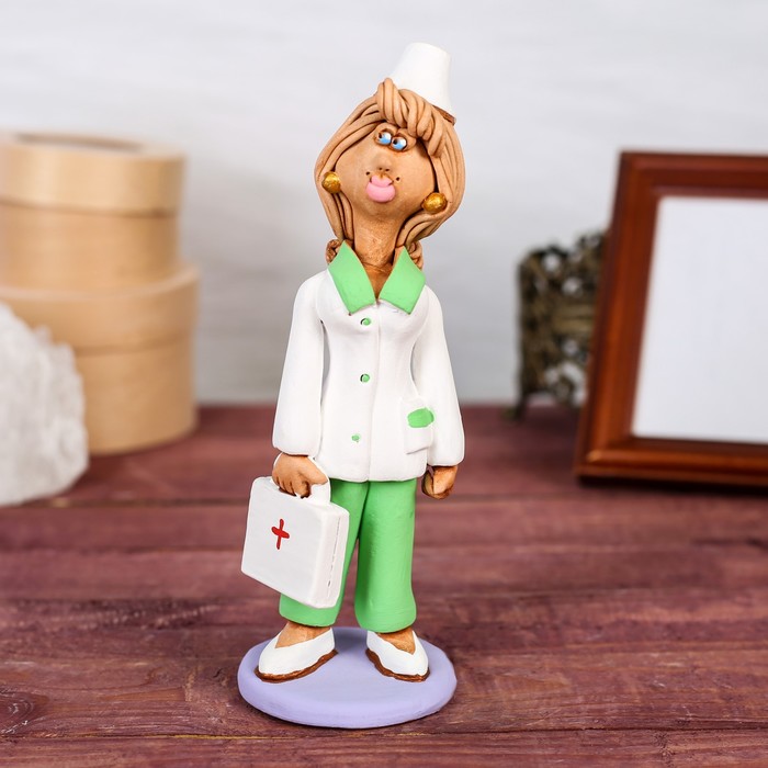 Статуэтка "Доктор с чемоданчиком", женщина, микс