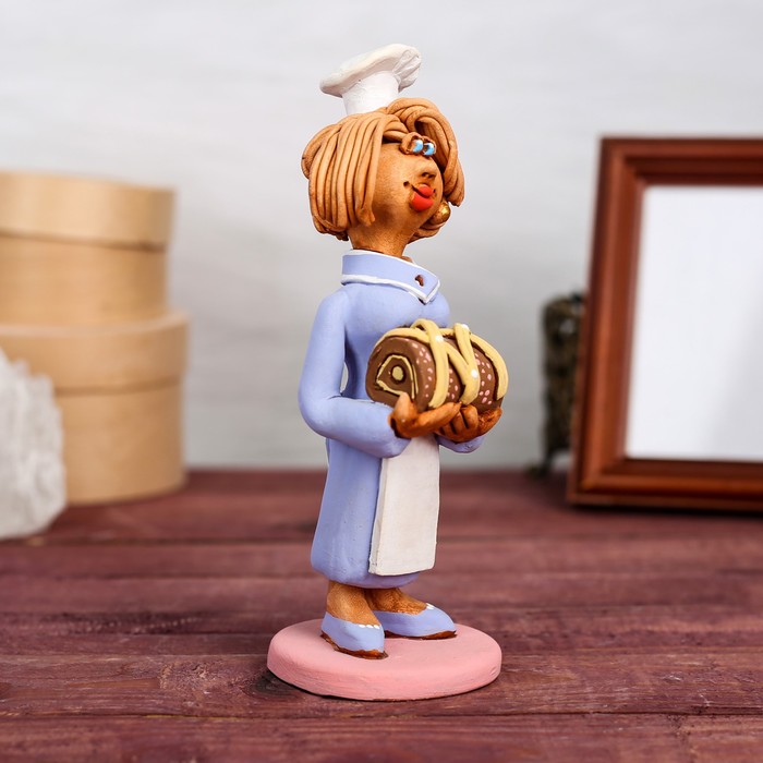 Статуэтка "Кондитер с тортом", женщина, микс