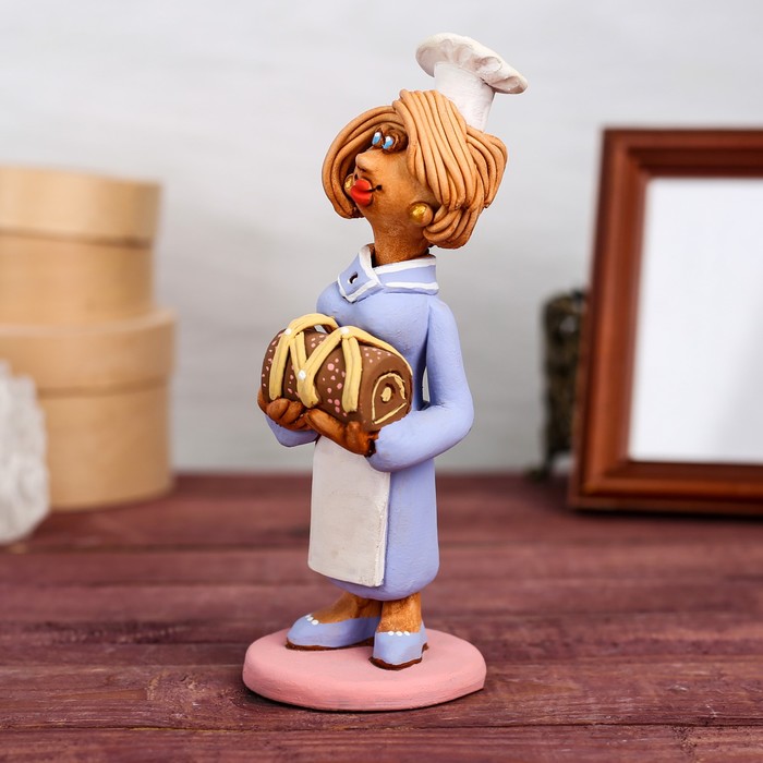 Статуэтка "Кондитер с тортом", женщина, микс