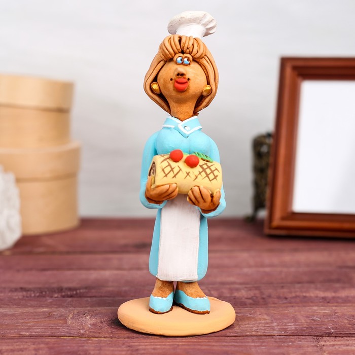 Статуэтка "Кондитер с тортом", женщина, микс