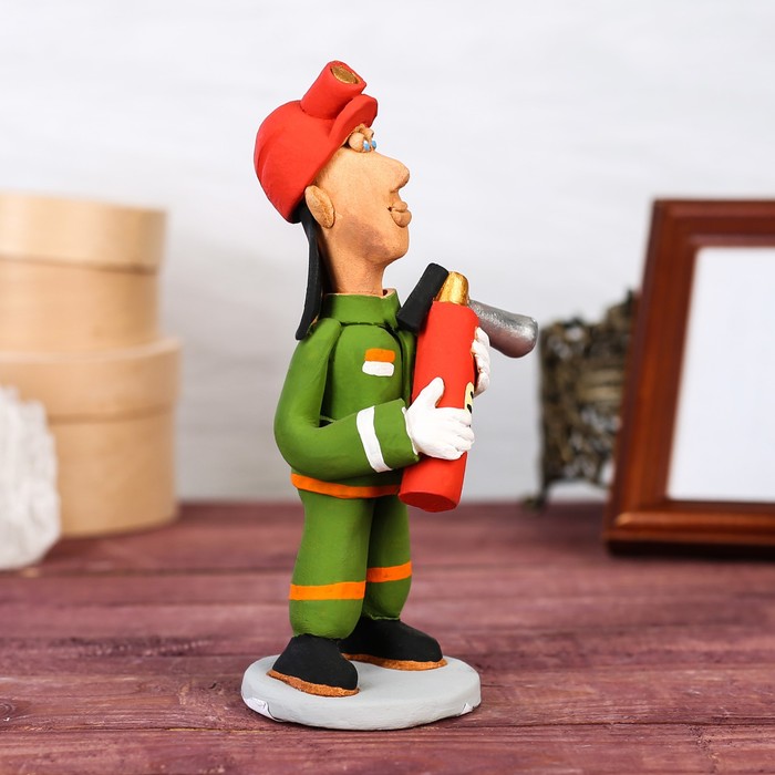 Статуэтка "Пожарный с огнетушителем", микс