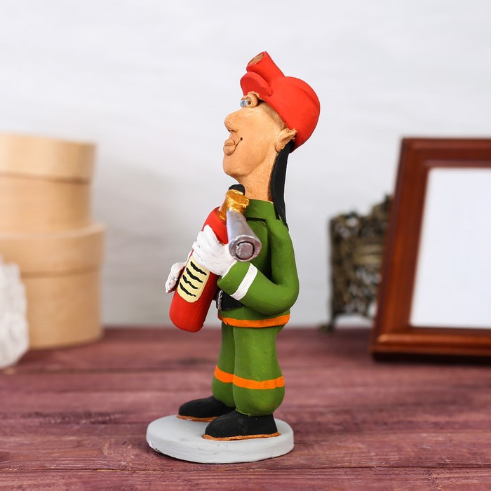 Статуэтка "Пожарный с огнетушителем", микс