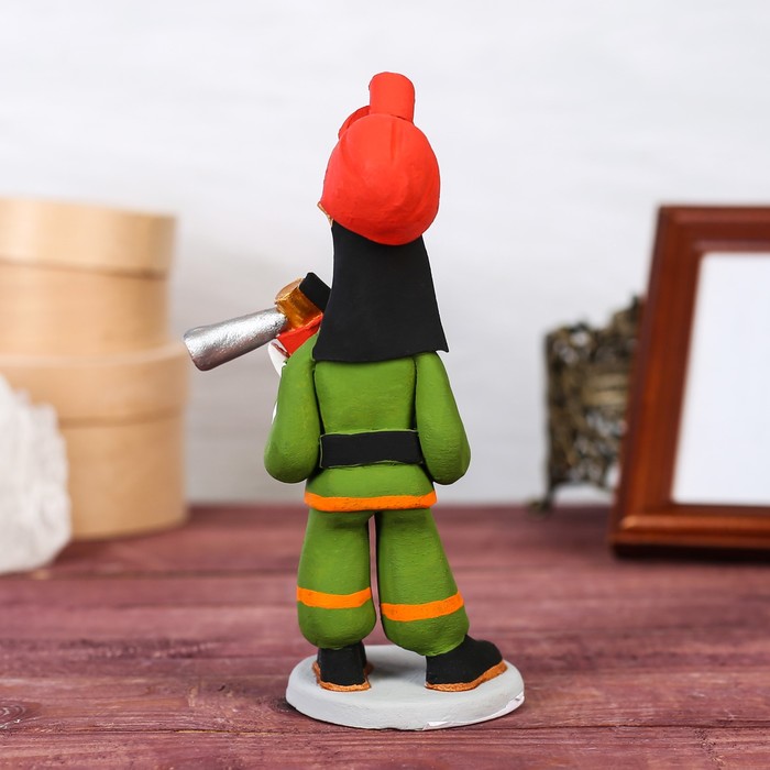 Статуэтка "Пожарный с огнетушителем", микс