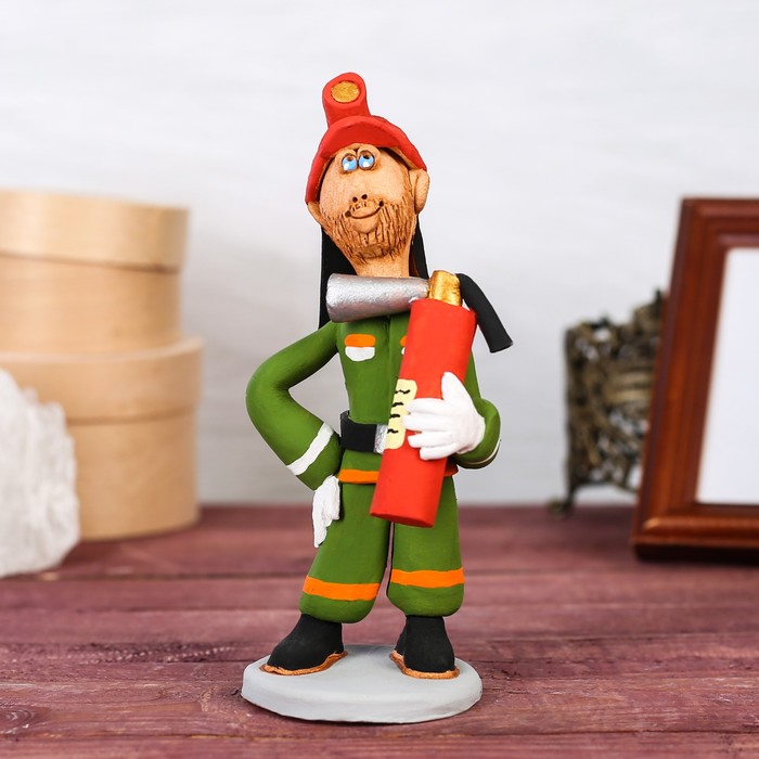 Статуэтка "Пожарный с огнетушителем", микс