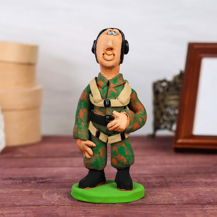 Статуэтка "Летчик с парашютом", микс