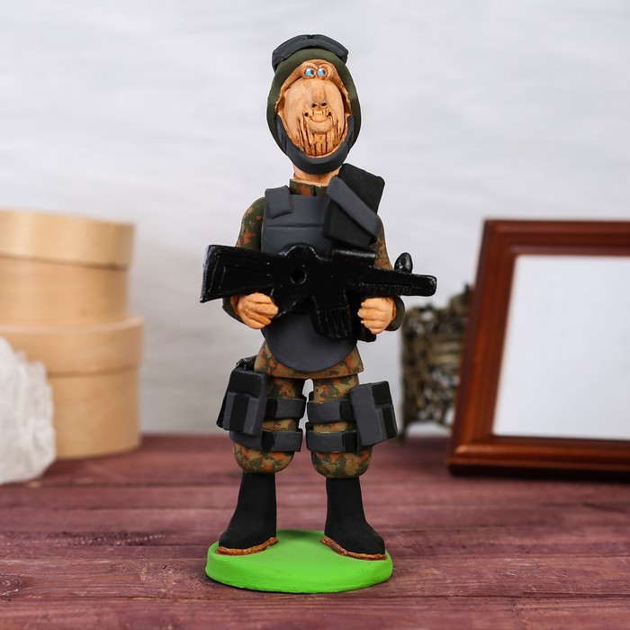 Статуэтка "Солдат в камуфляже"