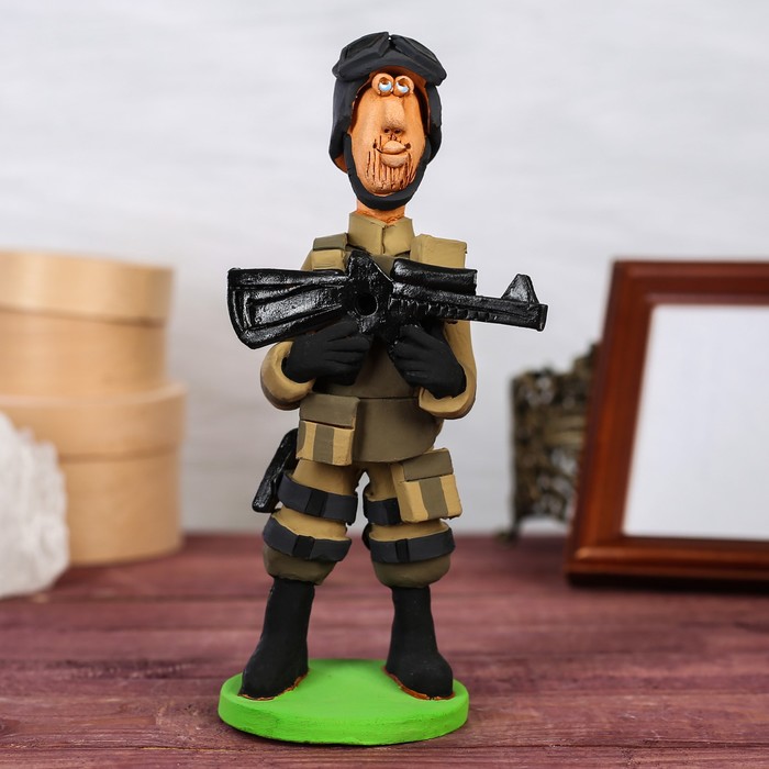 Статуэтка "Солдат в экипировке", микс