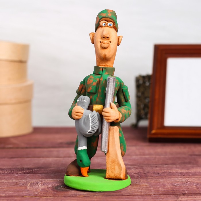 Статуэтка "Охотник с ружьем и уткой"