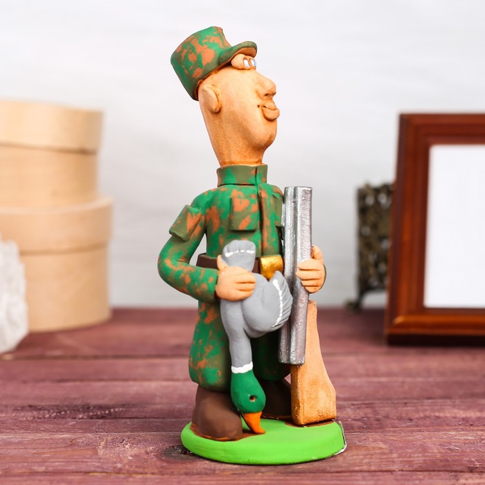 Статуэтка "Охотник с ружьем и уткой"
