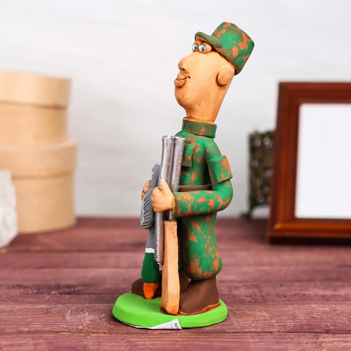 Статуэтка "Охотник с ружьем и уткой"