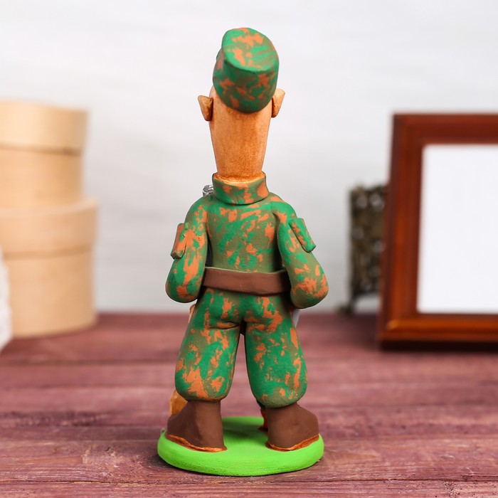 Статуэтка "Охотник с ружьем и уткой"