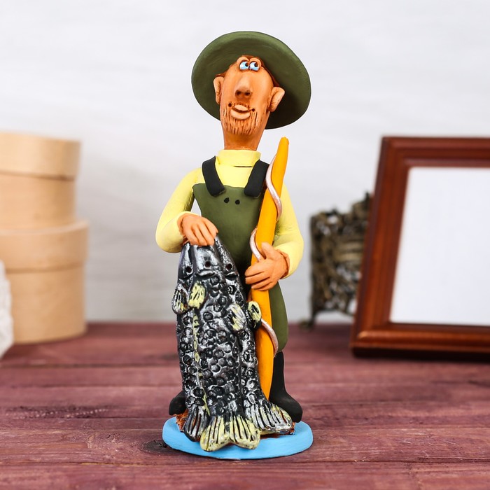 Статуэтка "Рыбак в комбинезоне с судаками"