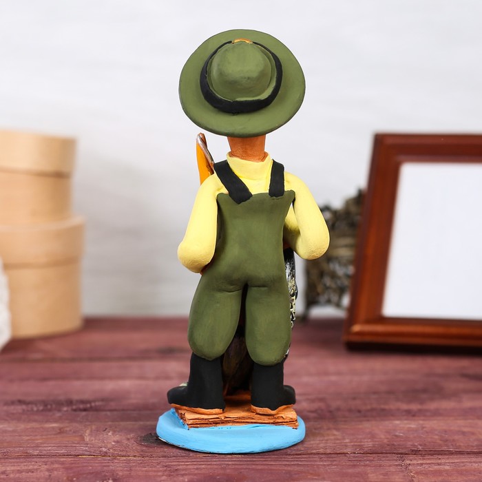 Статуэтка "Рыбак в комбинезоне с судаками"