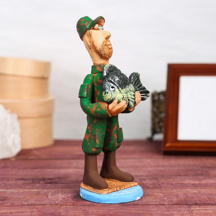 Статуэтка "Рыбак с карпом"