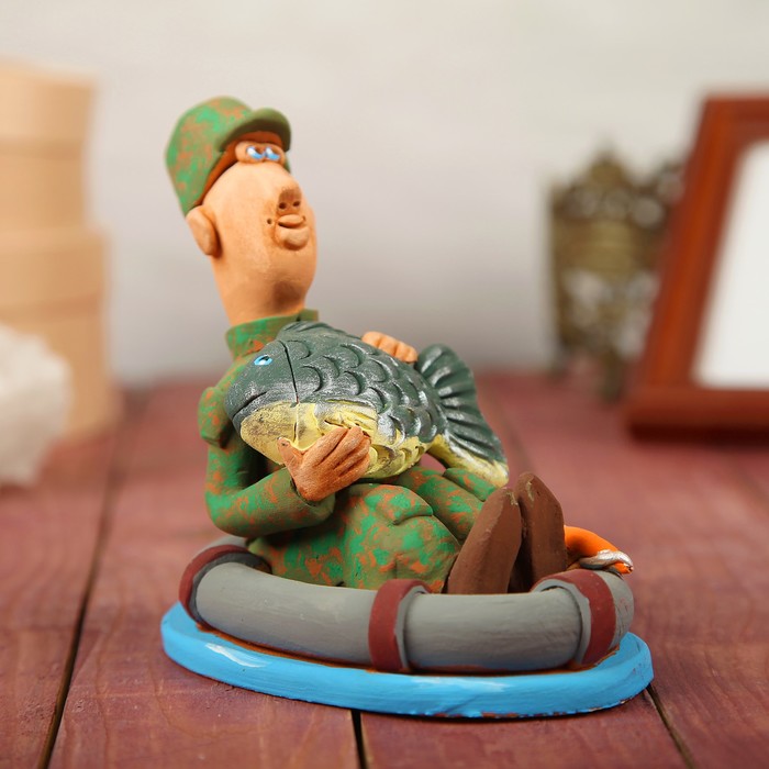 Статуэтка "Рыбак в лодке с карпом"