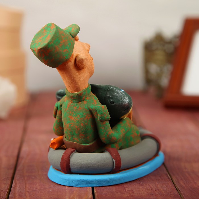 Статуэтка "Рыбак в лодке с карпом"