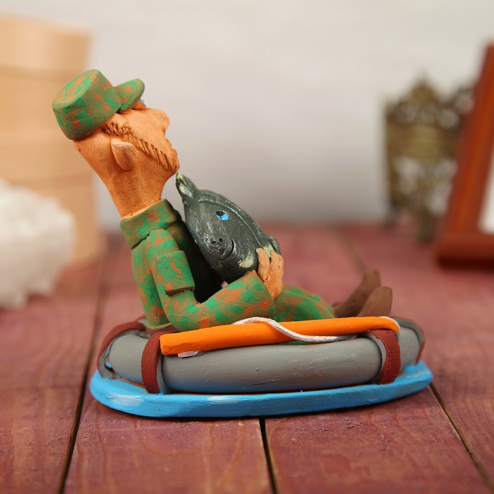 Статуэтка "Рыбак в лодке с карпом"