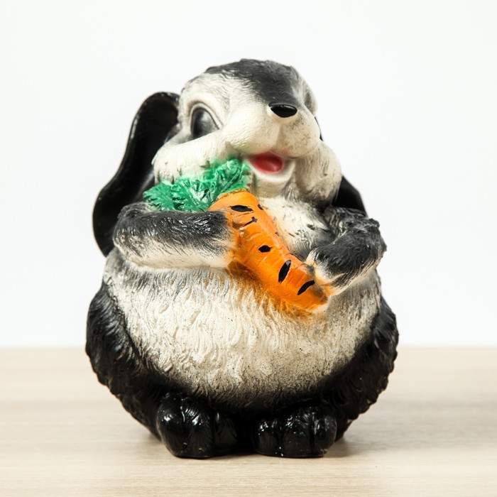 Копилка "Заяц с морковкой" тёмная