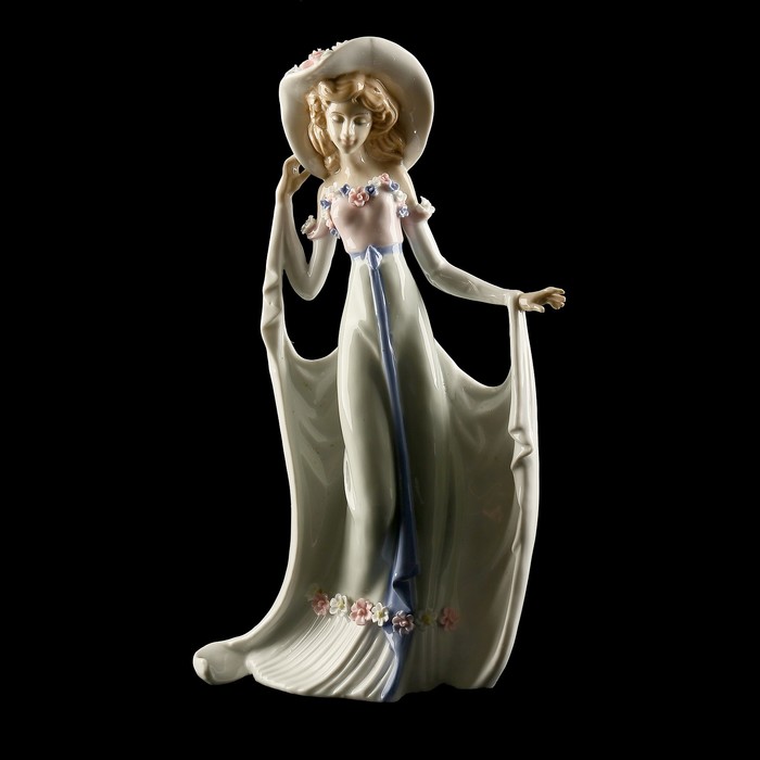 Сувенир «Девушка», 22×10×36 см, фарфор