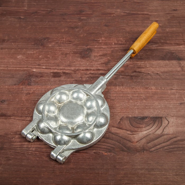 Форма для выпечки печенья «8 орешков», с деревянной ручкой