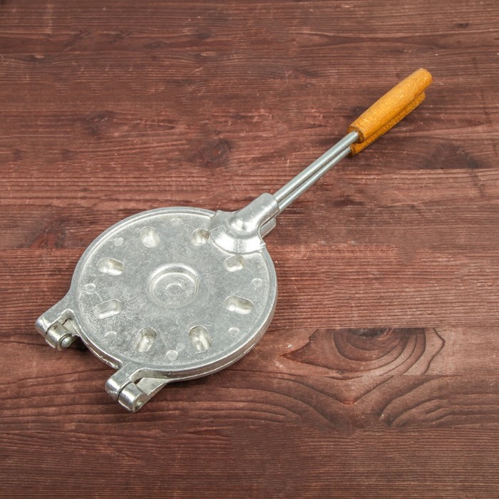 Форма для выпечки печенья «8 орешков», с деревянной ручкой