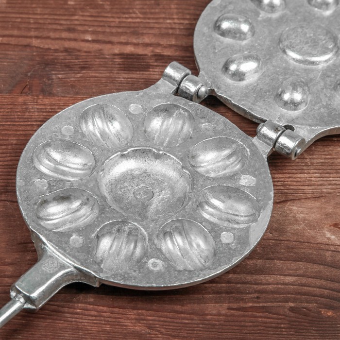 Форма для выпечки печенья «8 орешков», с деревянной ручкой