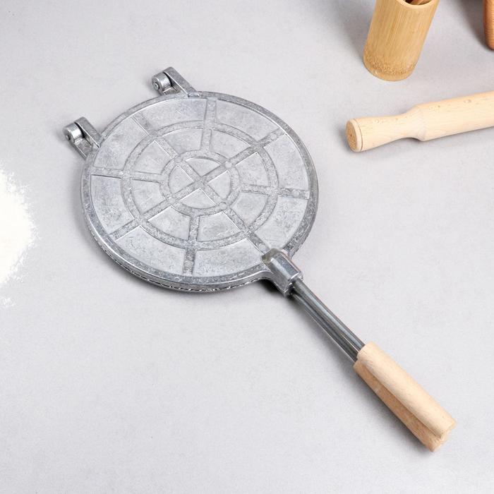 Форма для выпечки вафель "Круглая", с деревянными ручками