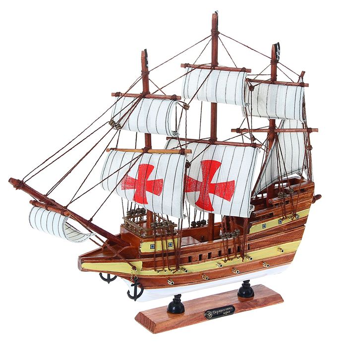 Корабль сувенирный средний «Трёхмачтовый», борта светлое дерево, паруса белые с пиратскими флагами, 40 х 8 х 36 см