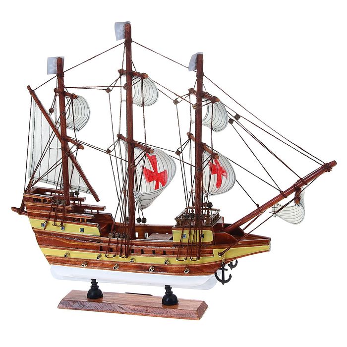 Корабль сувенирный средний «Трёхмачтовый», борта светлое дерево, паруса белые с пиратскими флагами, 40 х 8 х 36 см