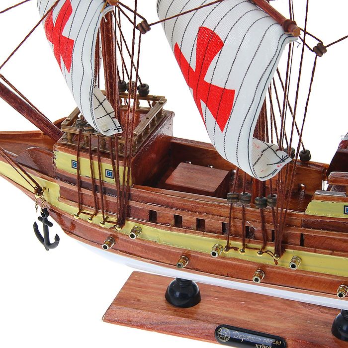 Корабль сувенирный средний «Трёхмачтовый», борта светлое дерево, паруса белые с пиратскими флагами, 40 х 8 х 36 см