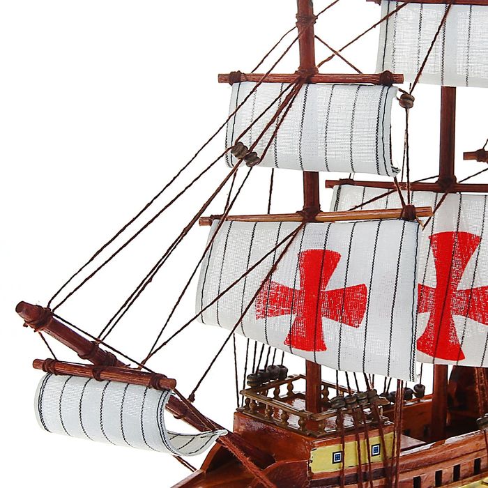Корабль сувенирный средний «Трёхмачтовый», борта светлое дерево, паруса белые с пиратскими флагами, 40 х 8 х 36 см