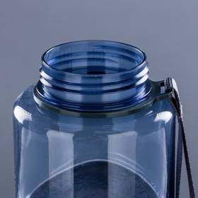 Бутылка для воды 1350 мл, с резиновой вставкой ромбик, на браслете, микс, 8.5х27 см от Сима-ленд