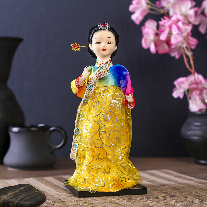 Кукла коллекционная "Маленькая девочка в национальном платье с жёлтой юбкой" 23х9,5х9,5 см