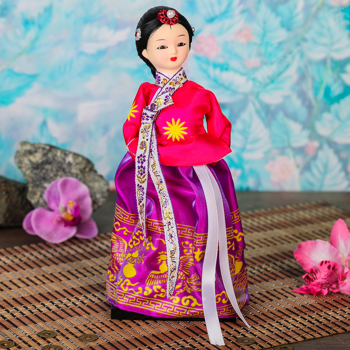 Кукла коллекционная "Маленькая девочка в национальном платье розово-фиолет." 23х9,5х9,5 см