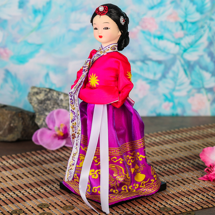 Кукла коллекционная "Маленькая девочка в национальном платье розово-фиолет." 23х9,5х9,5 см