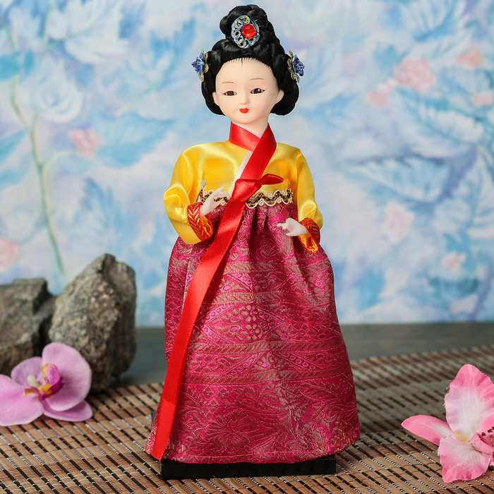 Кукла коллекционная "Маленькая девочка в национальном платье" 23х9,5х9,5 см