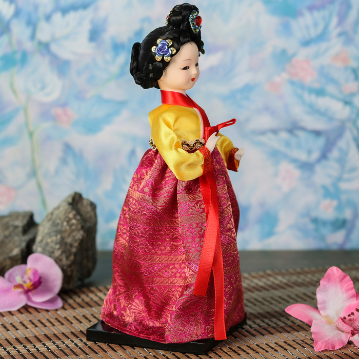 Кукла коллекционная "Маленькая девочка в национальном платье" 23х9,5х9,5 см