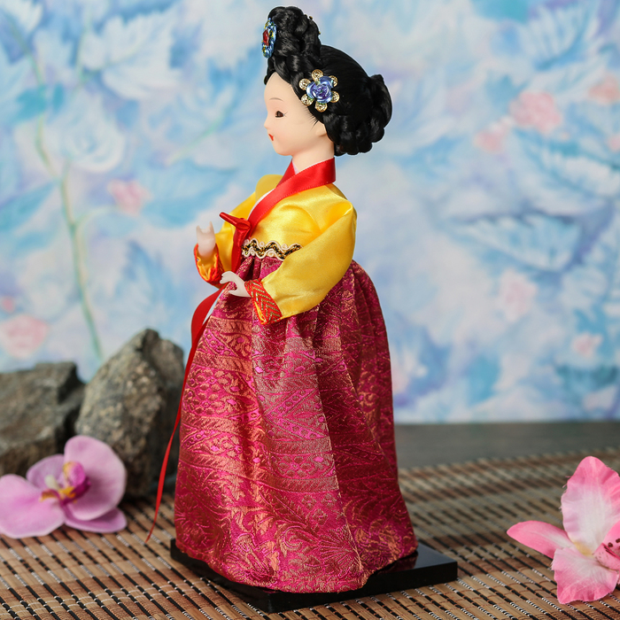 Кукла коллекционная "Маленькая девочка в национальном платье" 23х9,5х9,5 см