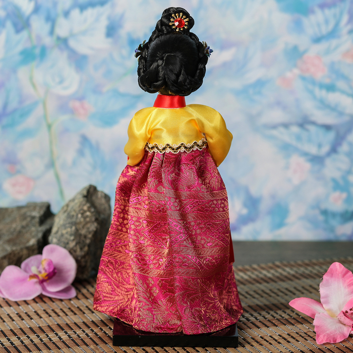Кукла коллекционная "Маленькая девочка в национальном платье" 23х9,5х9,5 см