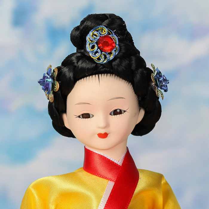 Кукла коллекционная "Маленькая девочка в национальном платье" 23х9,5х9,5 см
