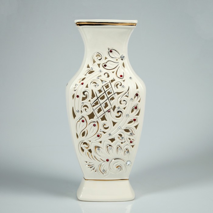 Ваза "Ника" белая, резка, камни