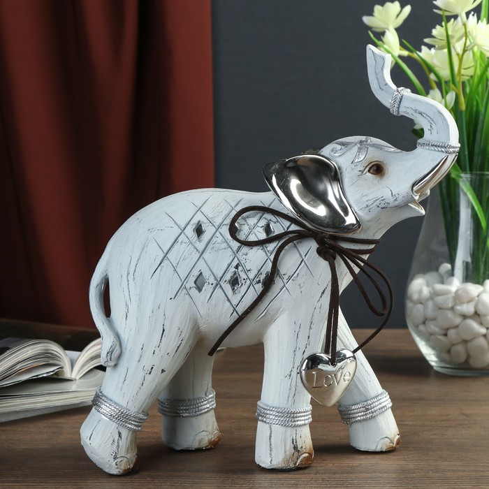 Сувенир полистоун "Слон с серебристыми ушами с сердцем на шее - хобот вверх" 20,2х19,2х7см