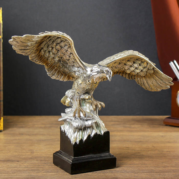 Сувенир полистоун "Орёл с расправленными крыльями серебристо-золотой" 26х32х13 см