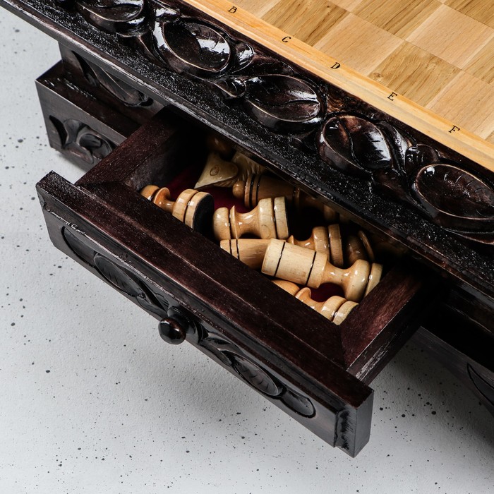 Шахматы деревянные, резные, с фигурками, лакированные, 47 х 52 х 20 см