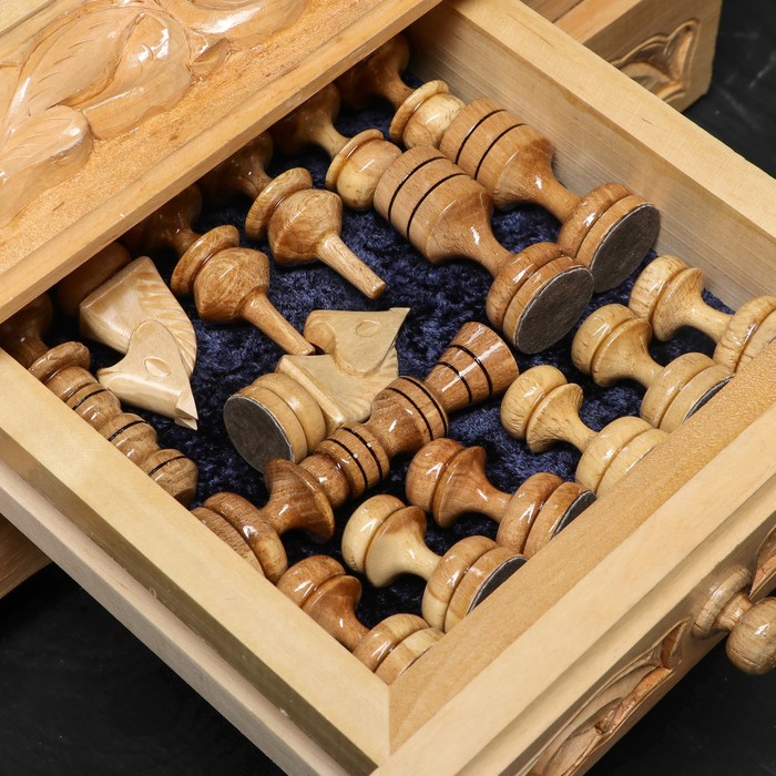 Шахматы деревянные, резные, с фигурками, лакированные, 47 х 52 х 20 см