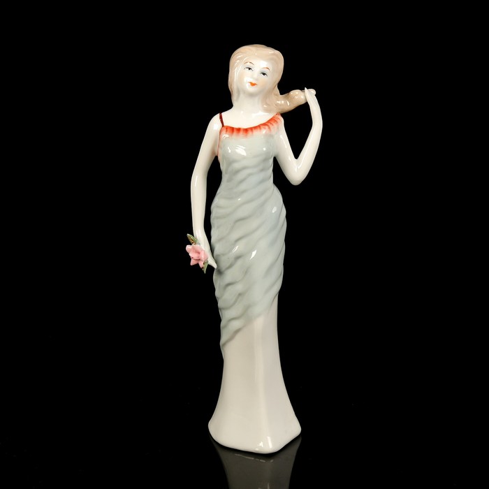 Сувенир керамика "Девушка в струящемся платье с цветком в руке" 21,5х5х4,5 см