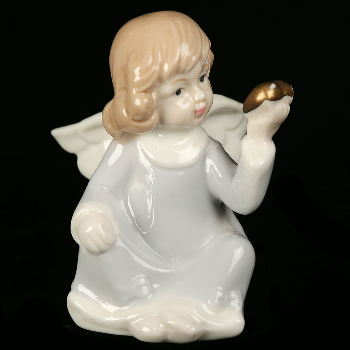 Сувенир керамика "Ангелочек сидящий держит в руке сердце" 8,5х6х7,5 см