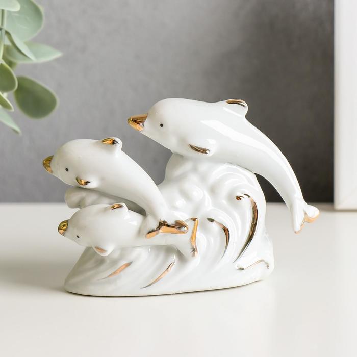 Сувенир керамика "Игры дельфинов" белые с золотом 7,5х11х3 см