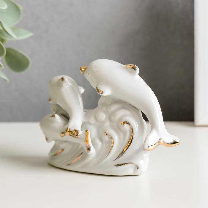 Сувенир керамика "Игры дельфинов" белые с золотом 7,5х11х3 см