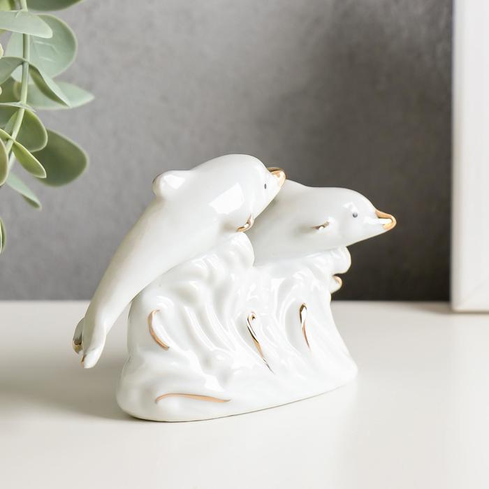 Сувенир керамика "Игры дельфинов" белые с золотом 7,5х11х3 см